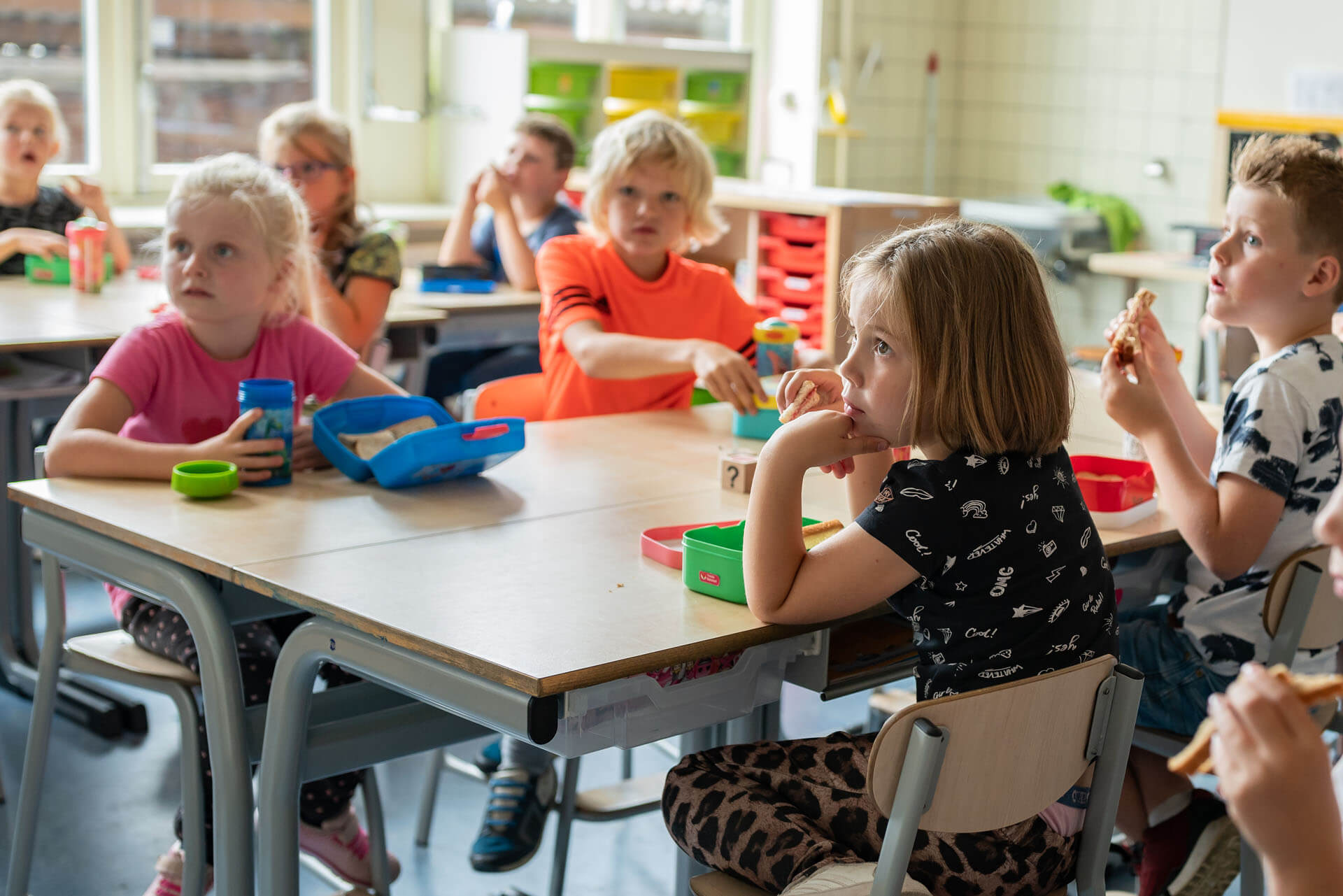 Etende kinderen binnen Etende kinderen binnen