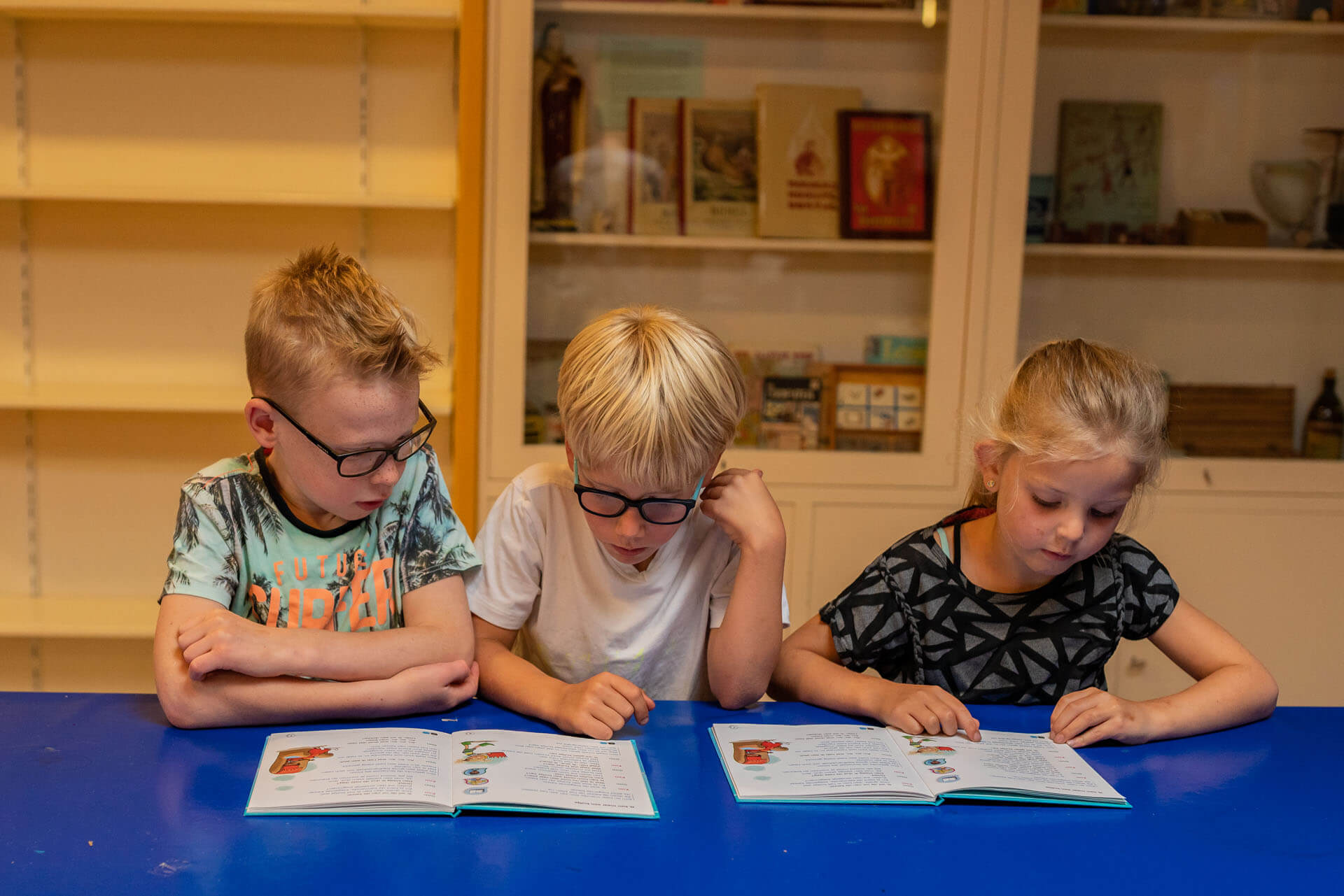 Lezende kinderen aan tafel