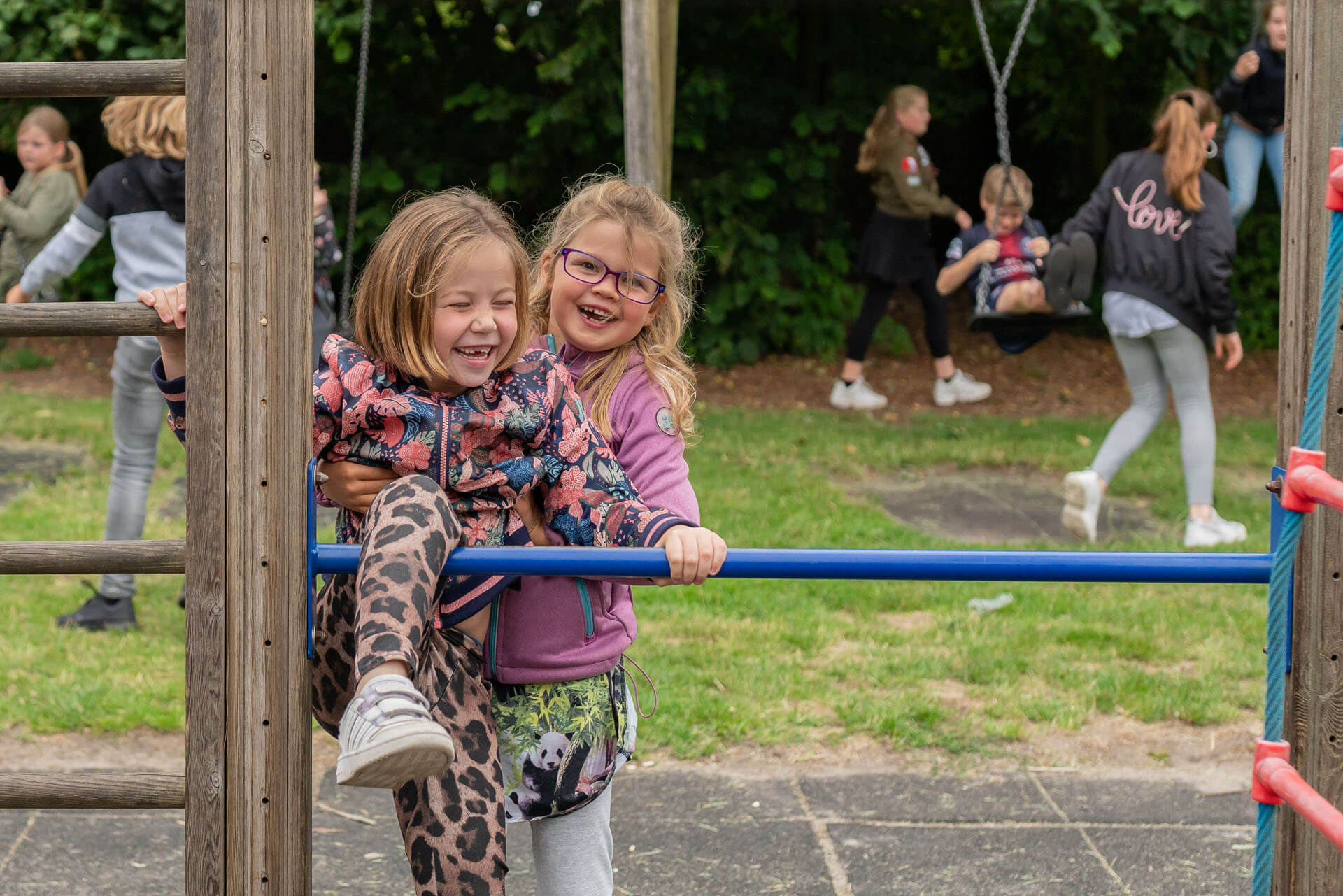 Kinderen op speelrek