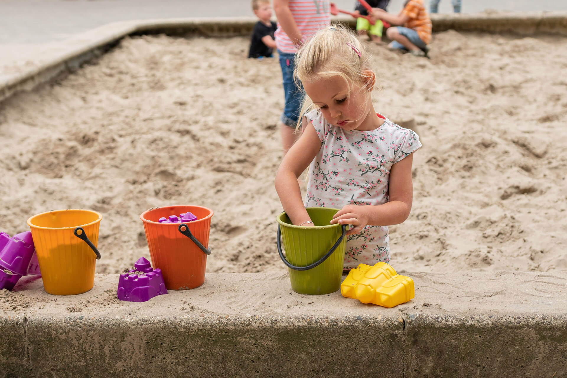 Kind in zandbak