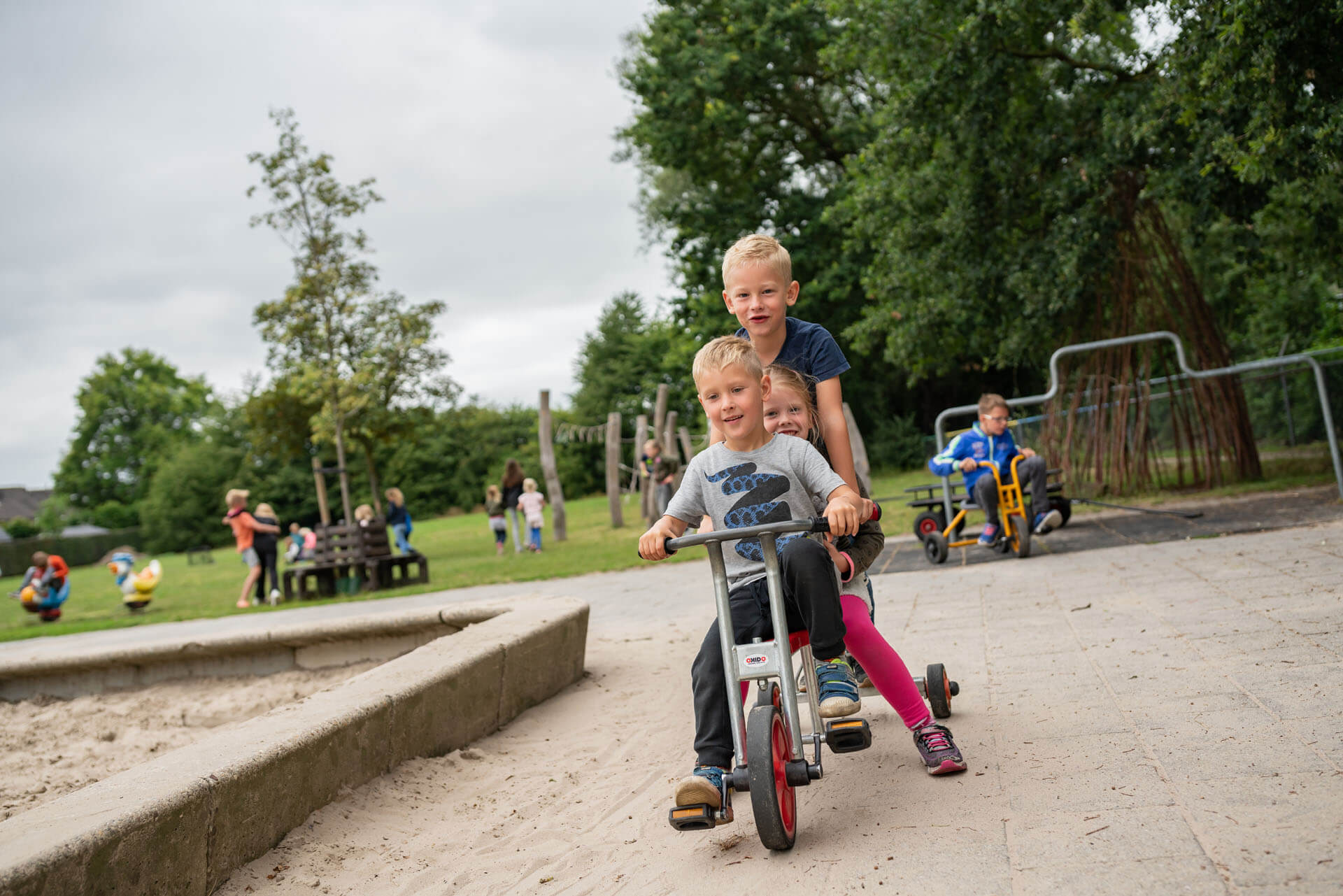 Jongens op fiets Jongens op fiets