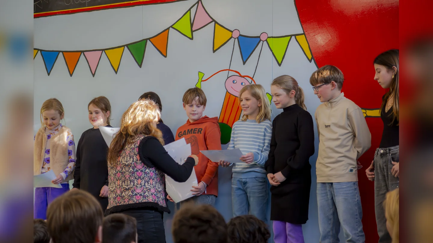 Onder Toeziend Oog Van Klasgenoten Krijgen De Nieuwe Raadsleden Hun Certificaat Uitgereikt