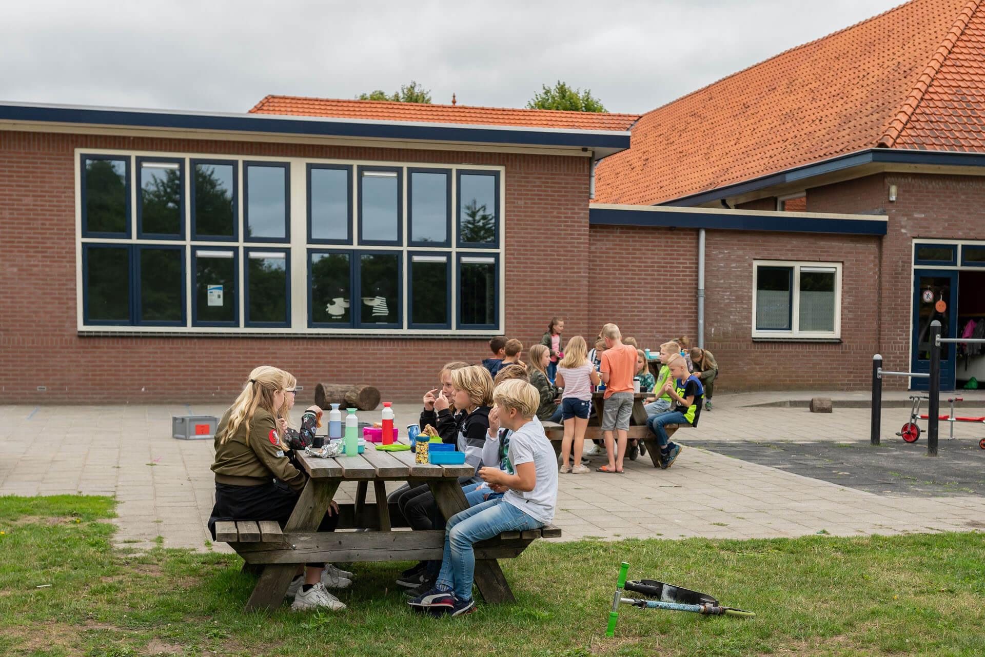 Kinderen aan picknick tafel