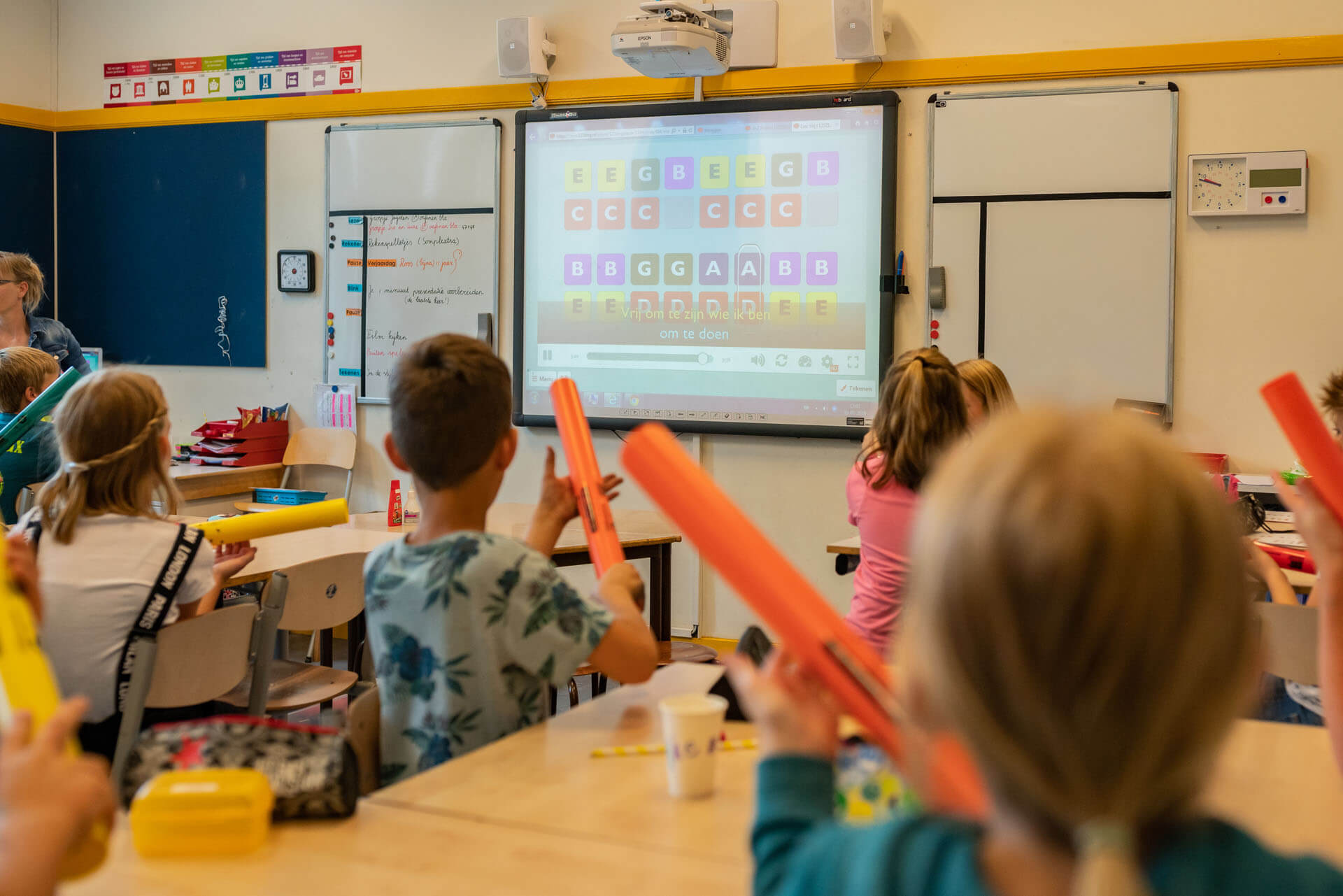Meisje en jongen kijkend naarbord